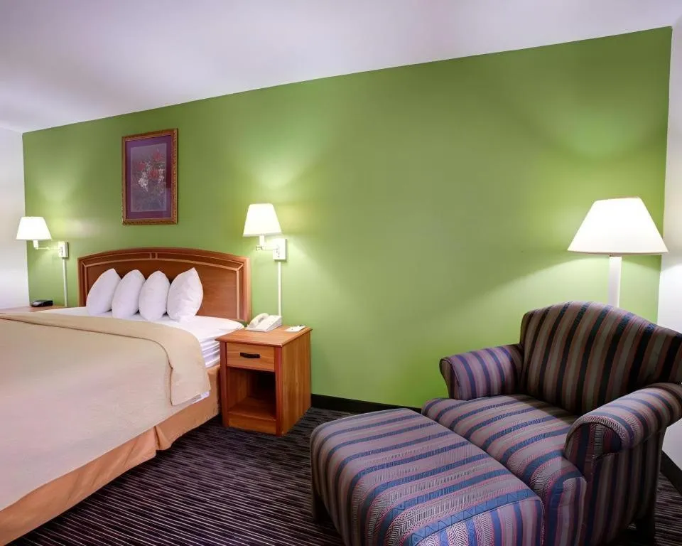 Bed in Quality Inn & Suites Austin Airport