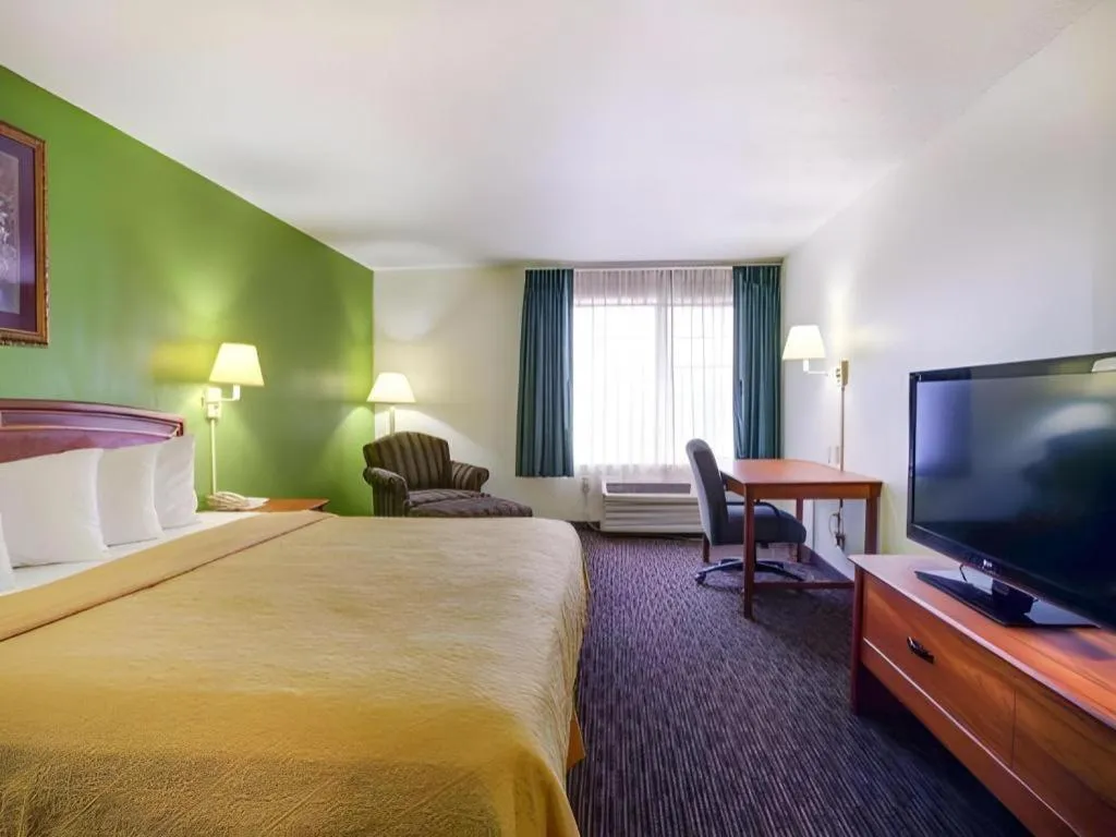 Bed in Quality Inn & Suites Austin Airport