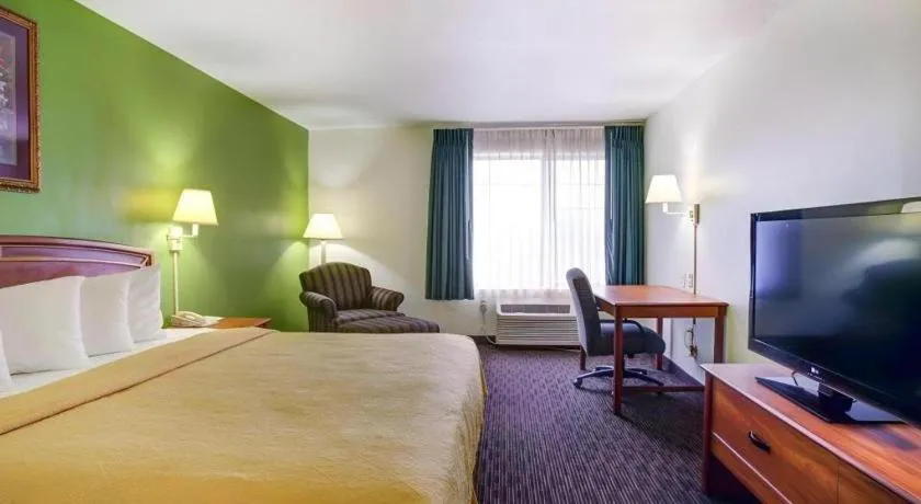 Bed in Quality Inn & Suites Austin Airport