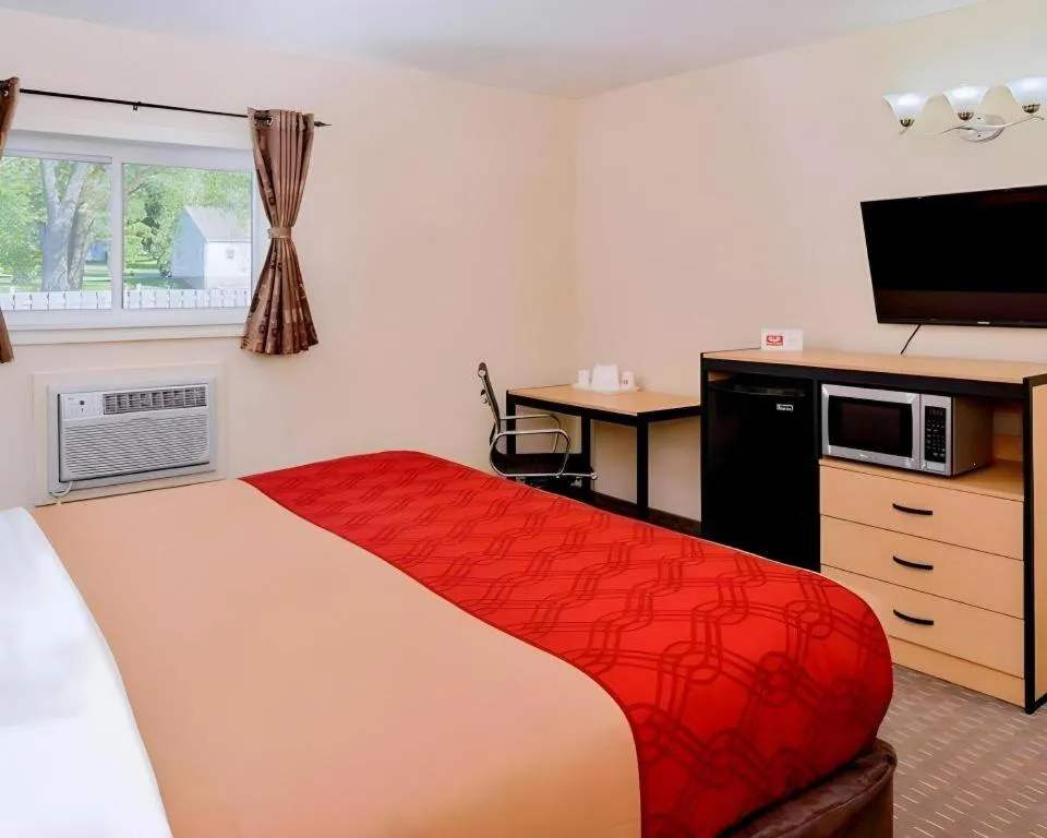 Bed in Econo Lodge Rochester I-90 & I-390