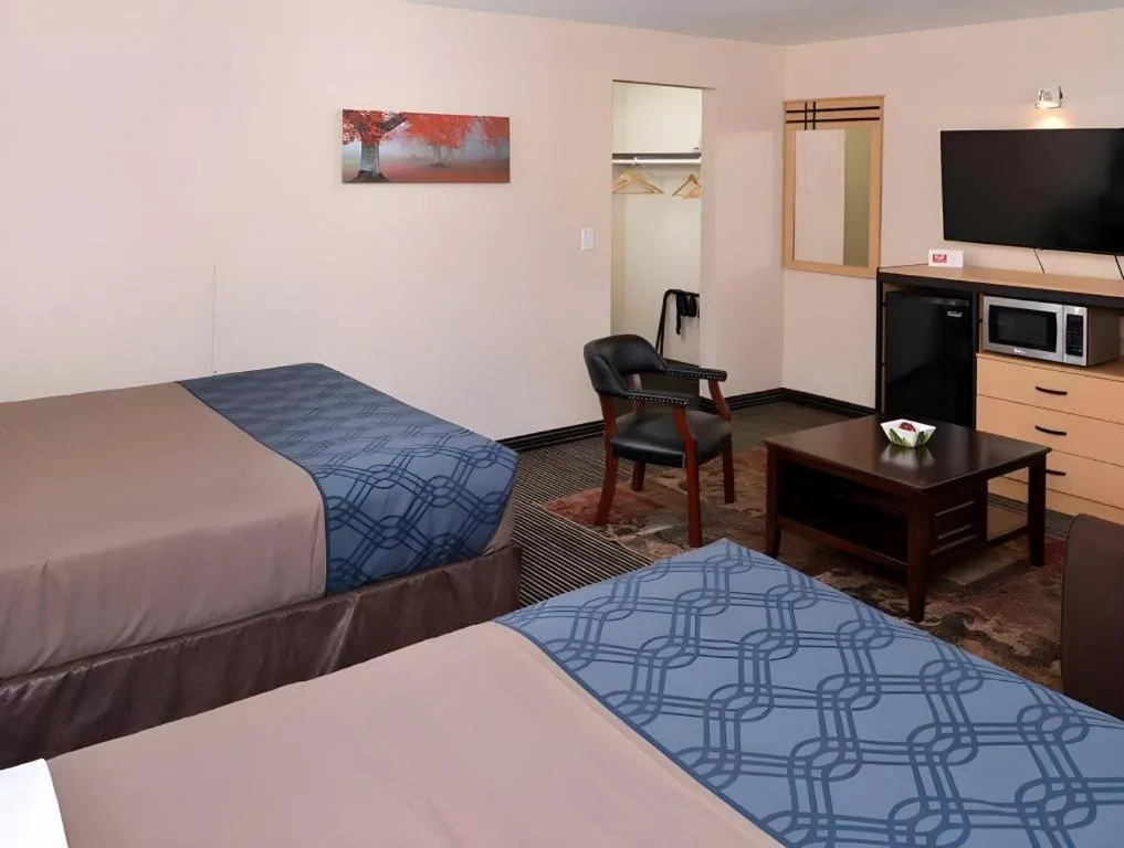 Bed in Econo Lodge Rochester I-90 & I-390