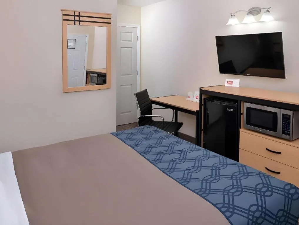 Bed in Econo Lodge Rochester I-90 & I-390