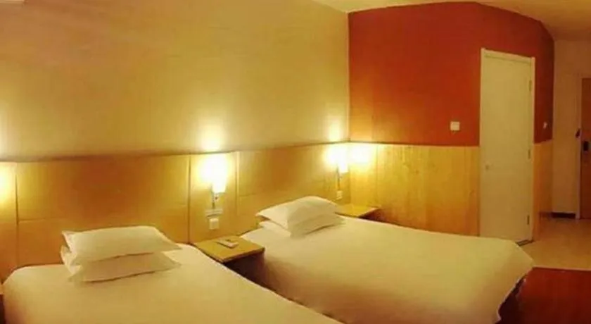 Bed in Ibis Nantong Qingnian