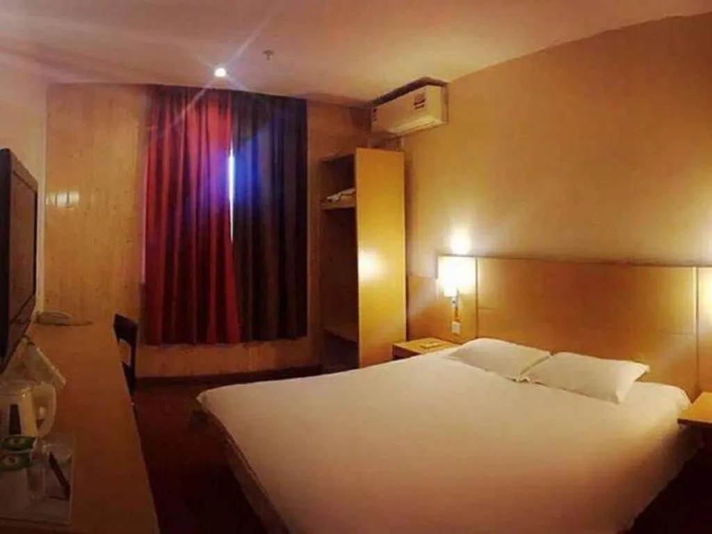 Bed in Ibis Nantong Qingnian