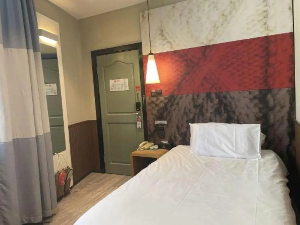 Bed in Ibis Nantong Qingnian