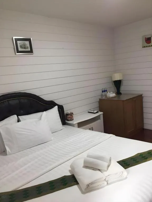 Bed in Ban Thungdang Housetel Bangkok