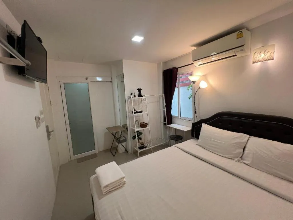 Bed in Ban Thungdang Housetel Bangkok