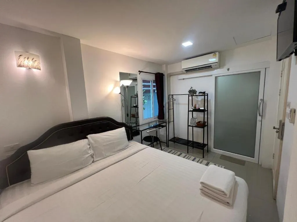 Bed in Ban Thungdang Housetel Bangkok