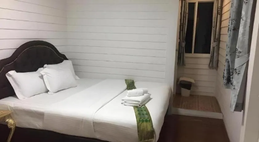 Bed in Ban Thungdang Housetel Bangkok