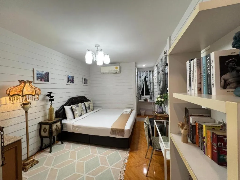 Bed in Ban Thungdang Housetel Bangkok