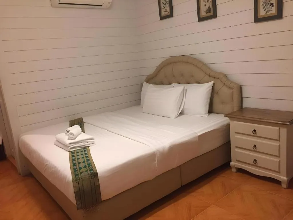 Bed in Ban Thungdang Housetel Bangkok