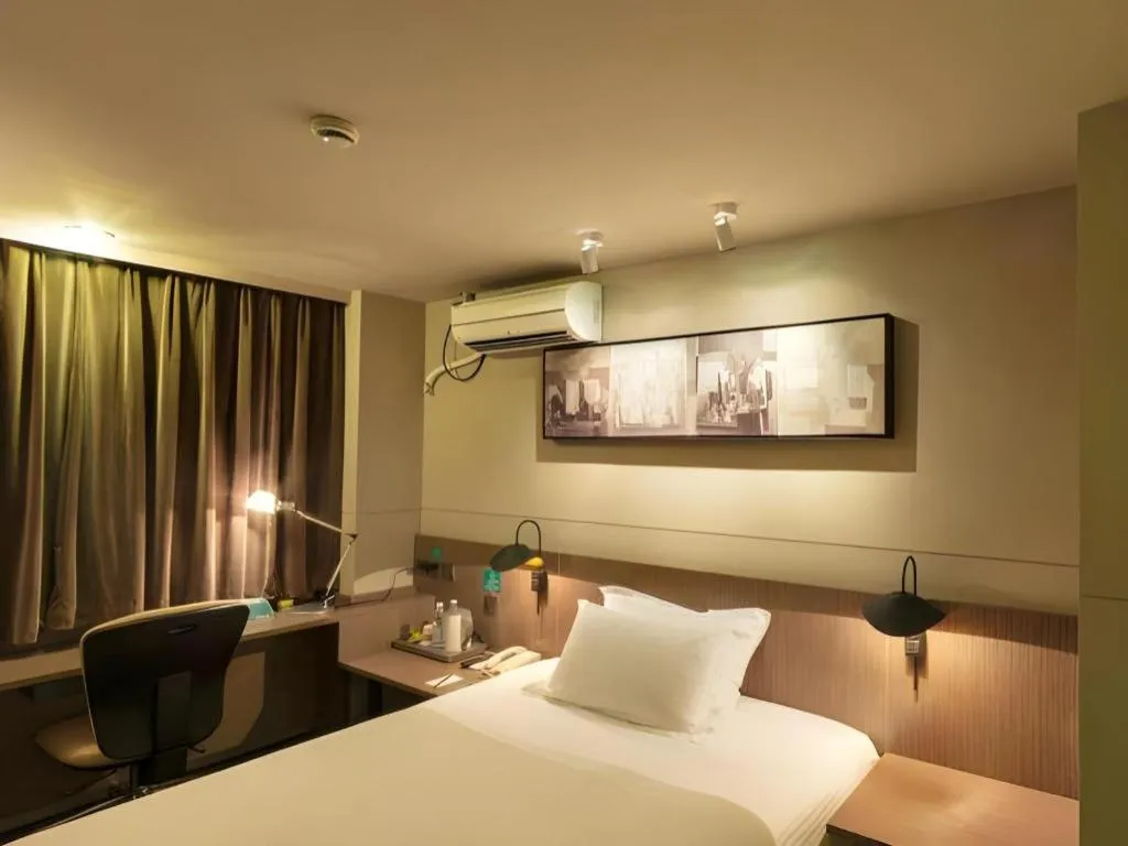 Bed in Jinjiang Inn Select Shanghai Nanjing Road Pedestrian Street