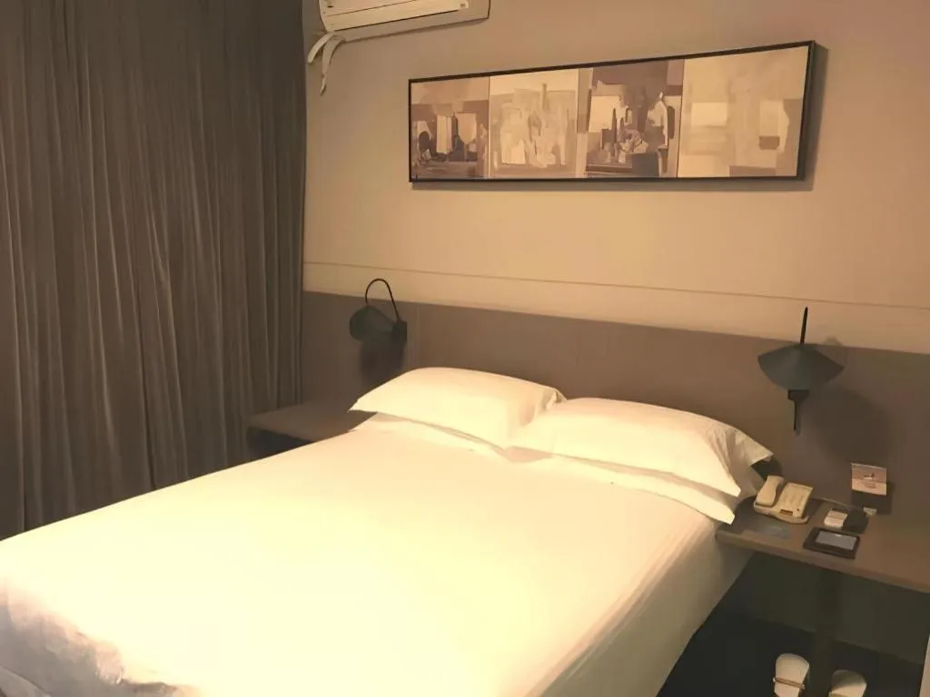 Bed in Jinjiang Inn Select Shanghai Nanjing Road Pedestrian Street
