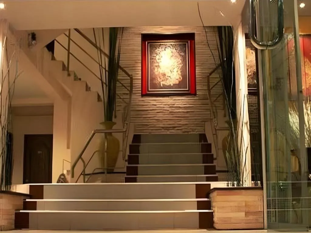 Grand Pinnacle Hotel