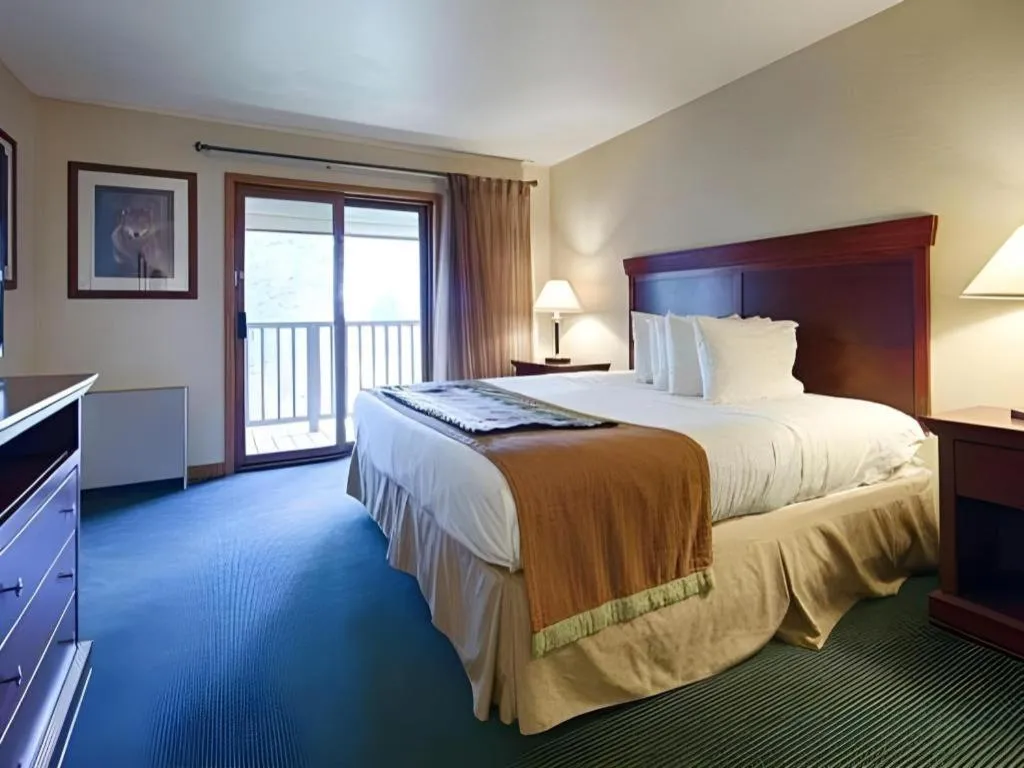 Bed in Best Western Lake Lucille Inn