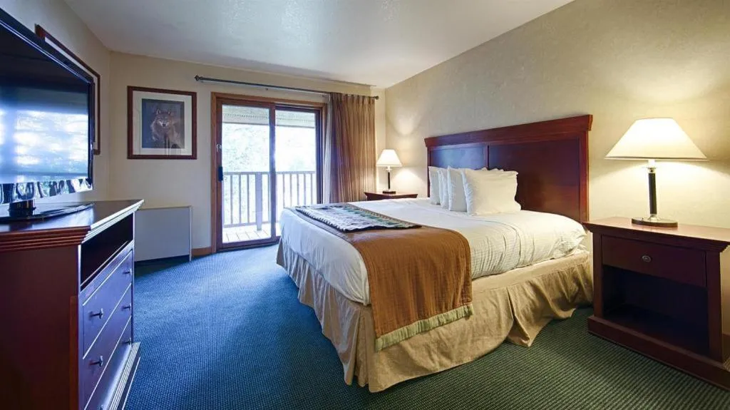 Bed in Best Western Lake Lucille Inn