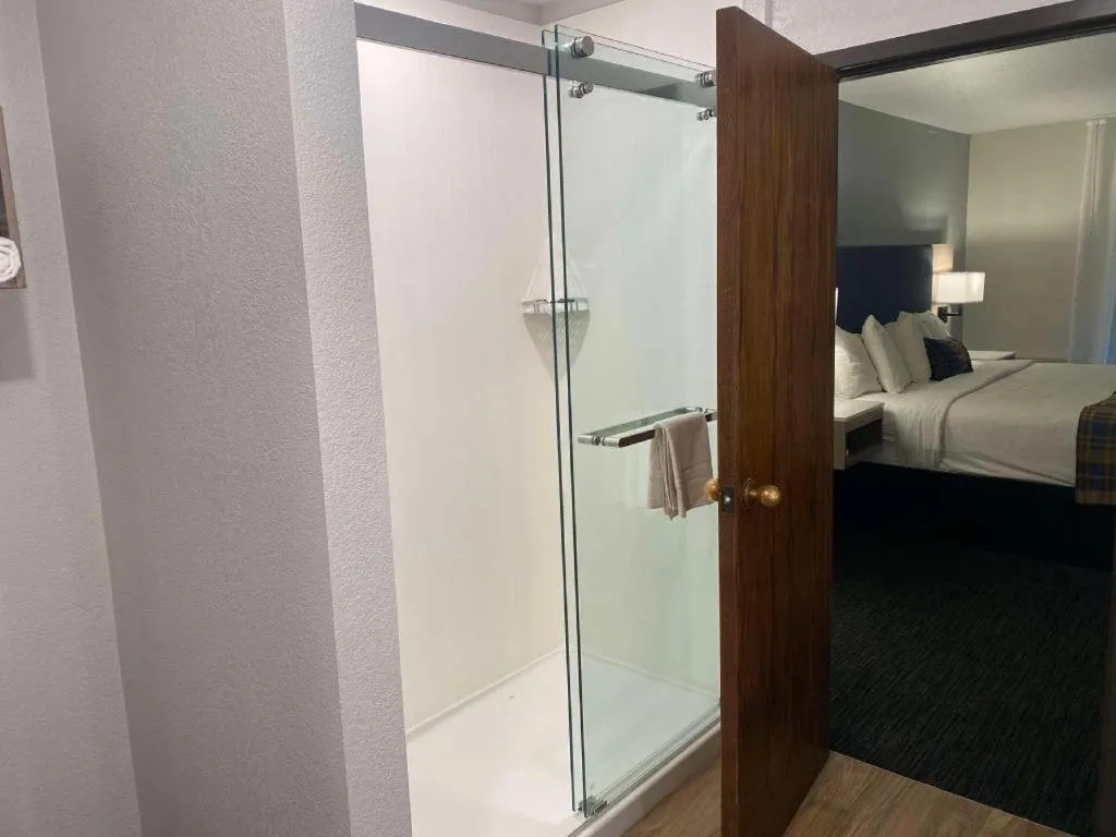 Bed in Best Western Lake Lucille Inn