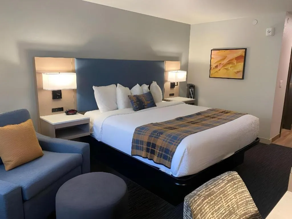 Bed in Best Western Lake Lucille Inn