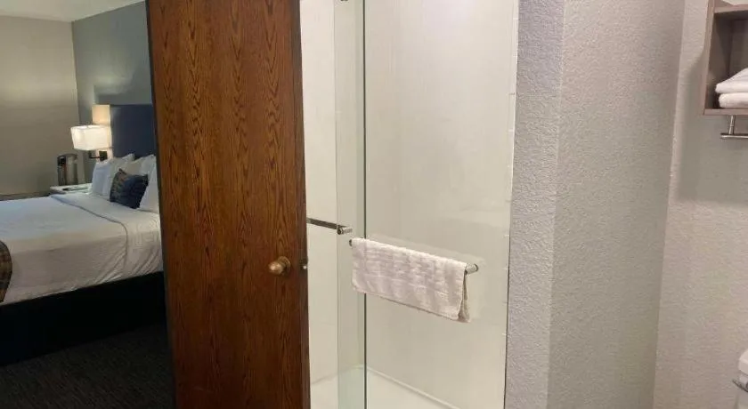 Bed in Best Western Lake Lucille Inn