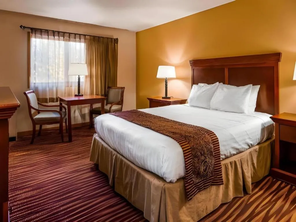 Bed in Best Western Lake Lucille Inn