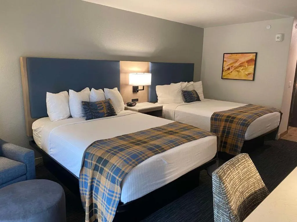 Bed in Best Western Lake Lucille Inn