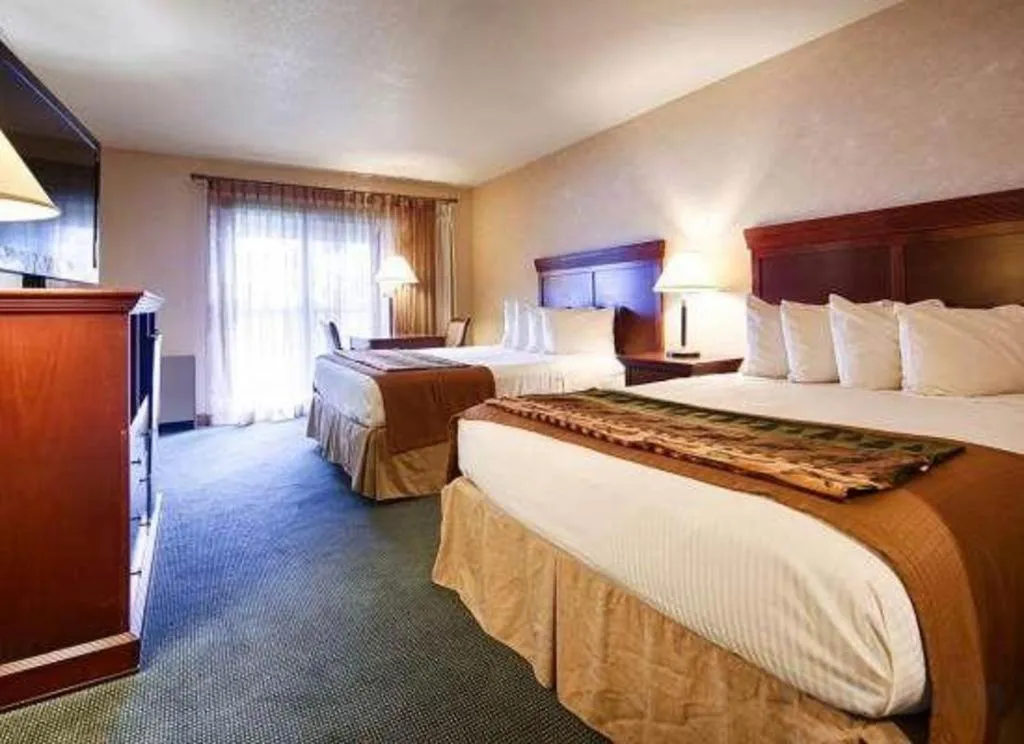 Bed in Best Western Lake Lucille Inn