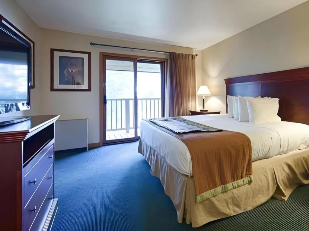 Bed in Best Western Lake Lucille Inn