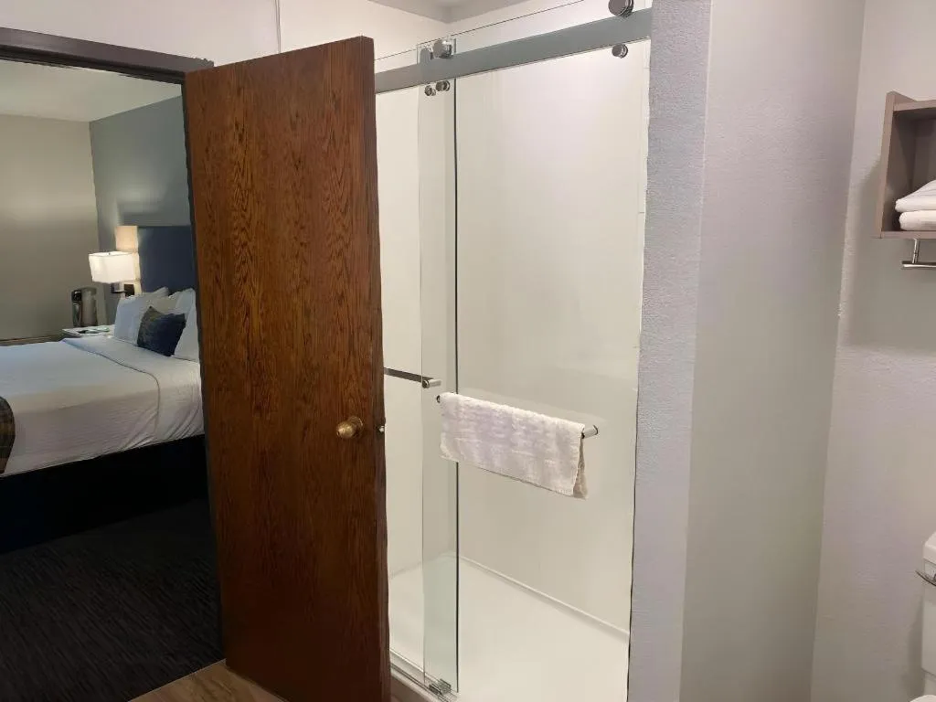 Bed in Best Western Lake Lucille Inn