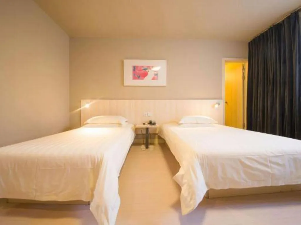 Bed in Jinjiang Inn Jinan Daming Lake