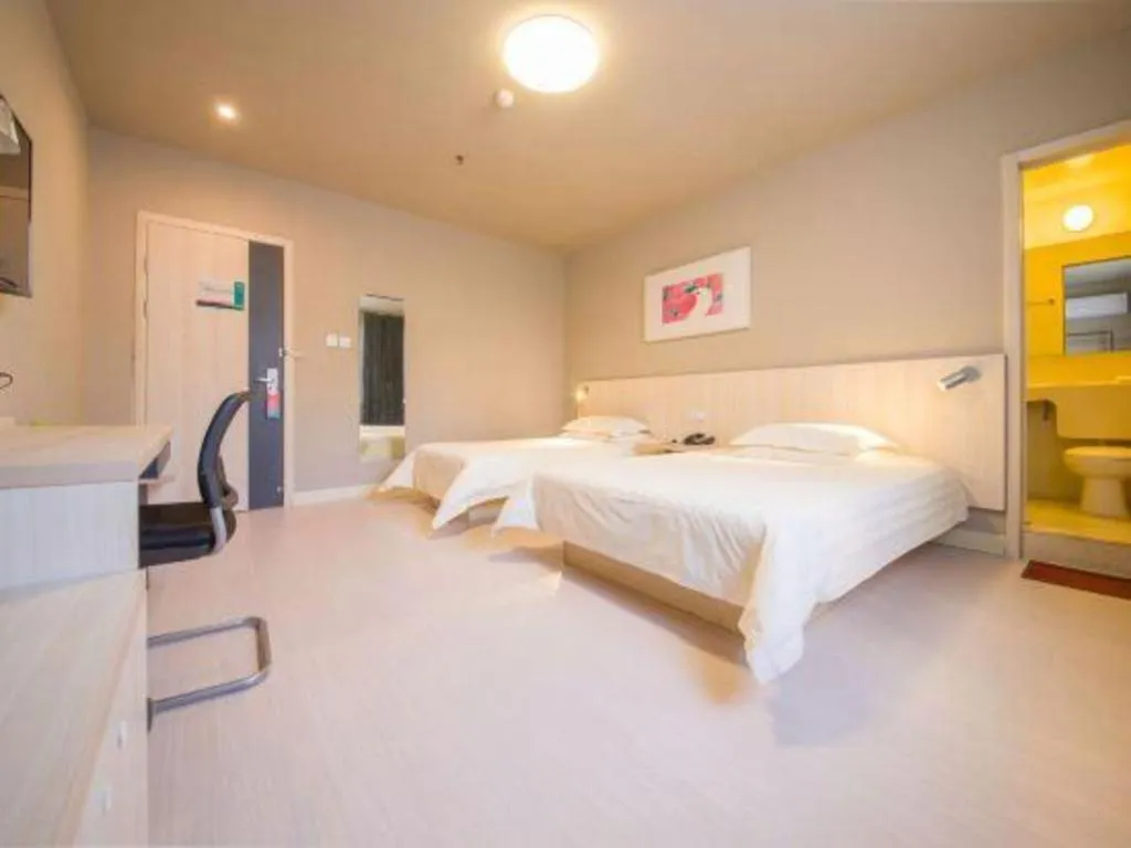 Bed in Jinjiang Inn Jinan Daming Lake