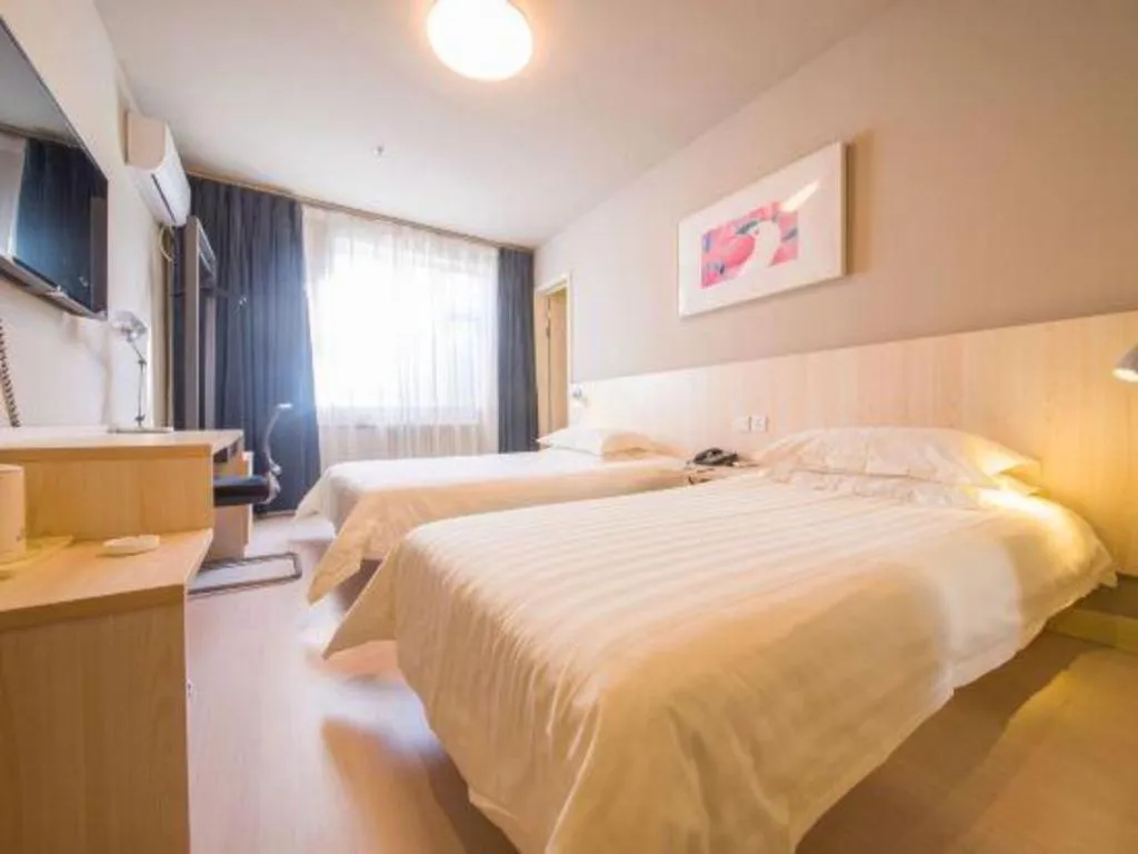 Bed in Jinjiang Inn Jinan Daming Lake