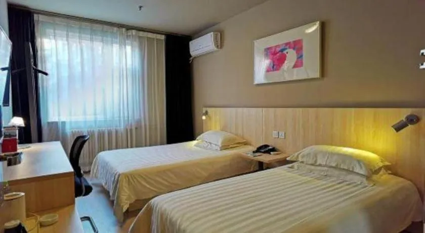 Bed in Jinjiang Inn Jinan Daming Lake