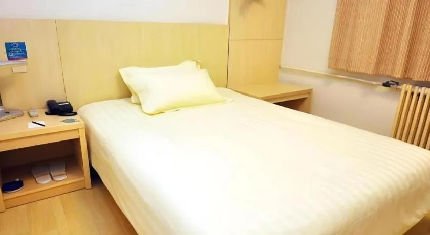 Bed in Jinjiang Inn Jinan Daming Lake