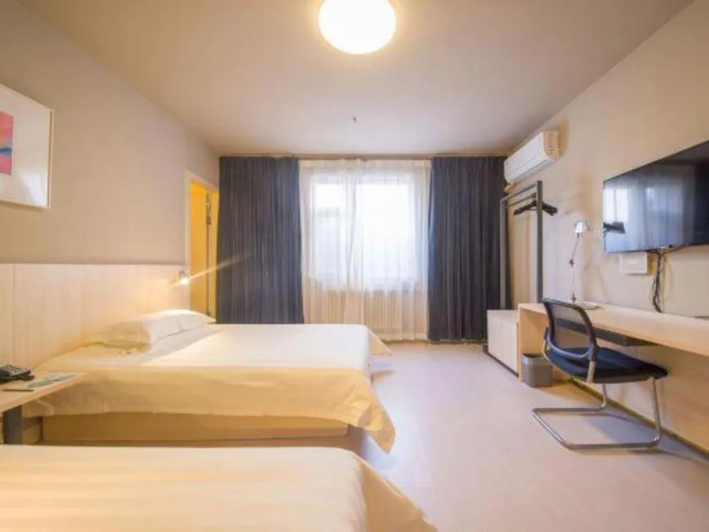 Bed in Jinjiang Inn Jinan Daming Lake