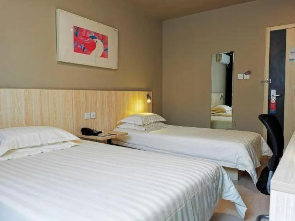 Bed in Jinjiang Inn Jinan Daming Lake