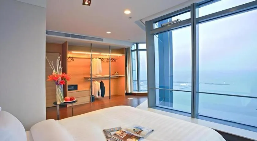Bed in Grand Madison Qingdao Harbour-view Central（Former Qingdao Farglory Hotel）