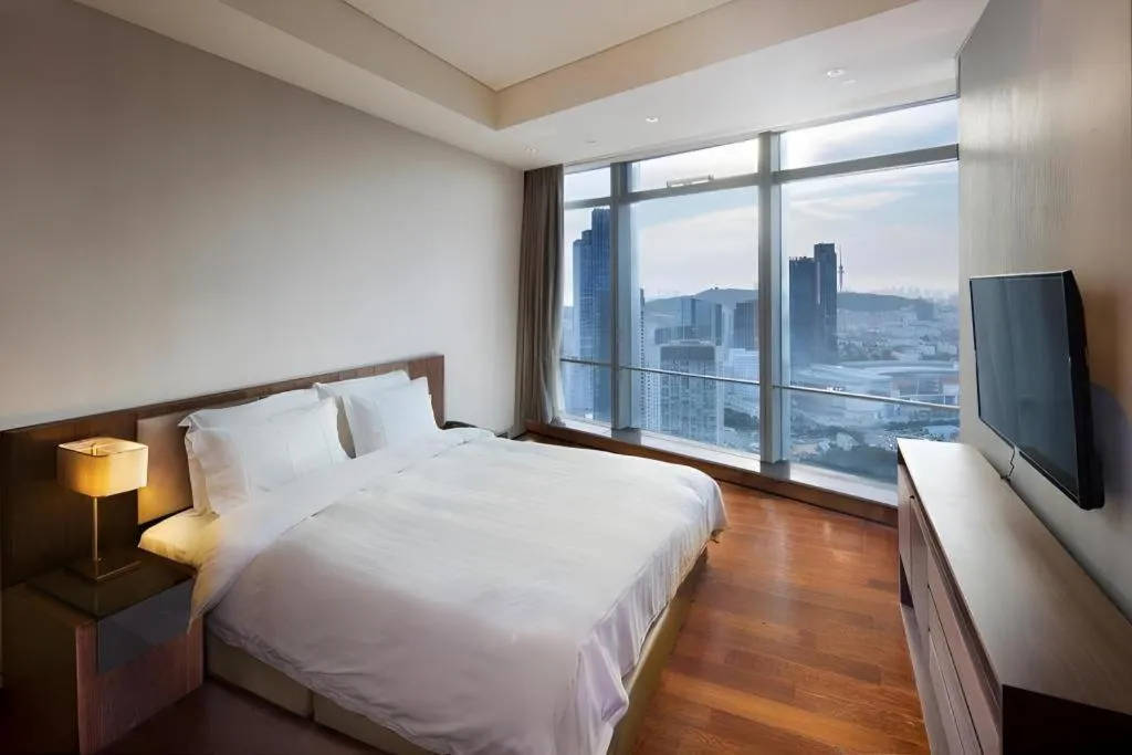 Bed in Grand Madison Qingdao Harbour-view Central（Former Qingdao Farglory Hotel）