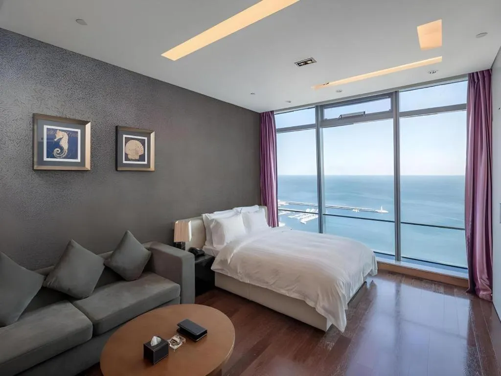 Bed in Grand Madison Qingdao Harbour-view Central（Former Qingdao Farglory Hotel）