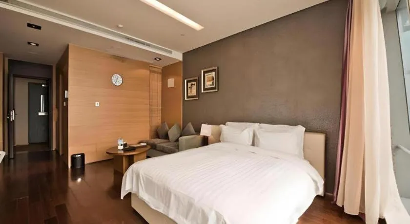 Bed in Grand Madison Qingdao Harbour-view Central（Former Qingdao Farglory Hotel）