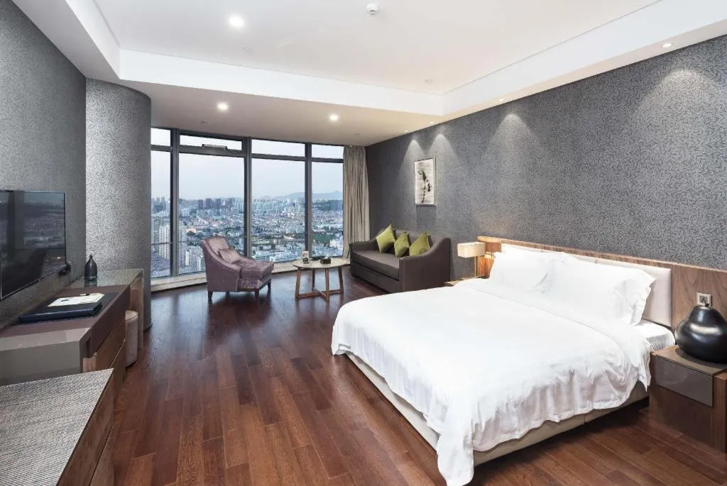 Bed in Grand Madison Qingdao Harbour-view Central（Former Qingdao Farglory Hotel）