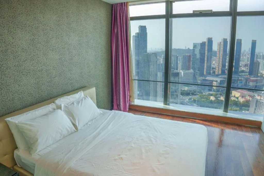 Bed in Grand Madison Qingdao Harbour-view Central（Former Qingdao Farglory Hotel）