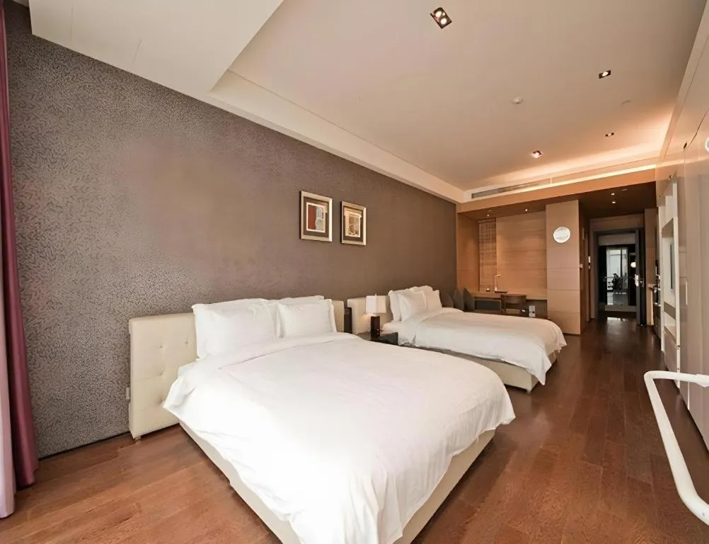 Bed in Grand Madison Qingdao Harbour-view Central（Former Qingdao Farglory Hotel）