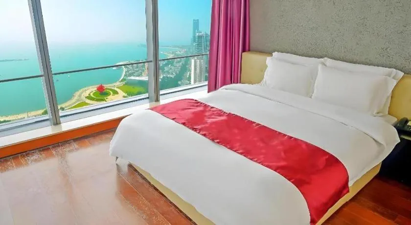 Bed in Grand Madison Qingdao Harbour-view Central（Former Qingdao Farglory Hotel）