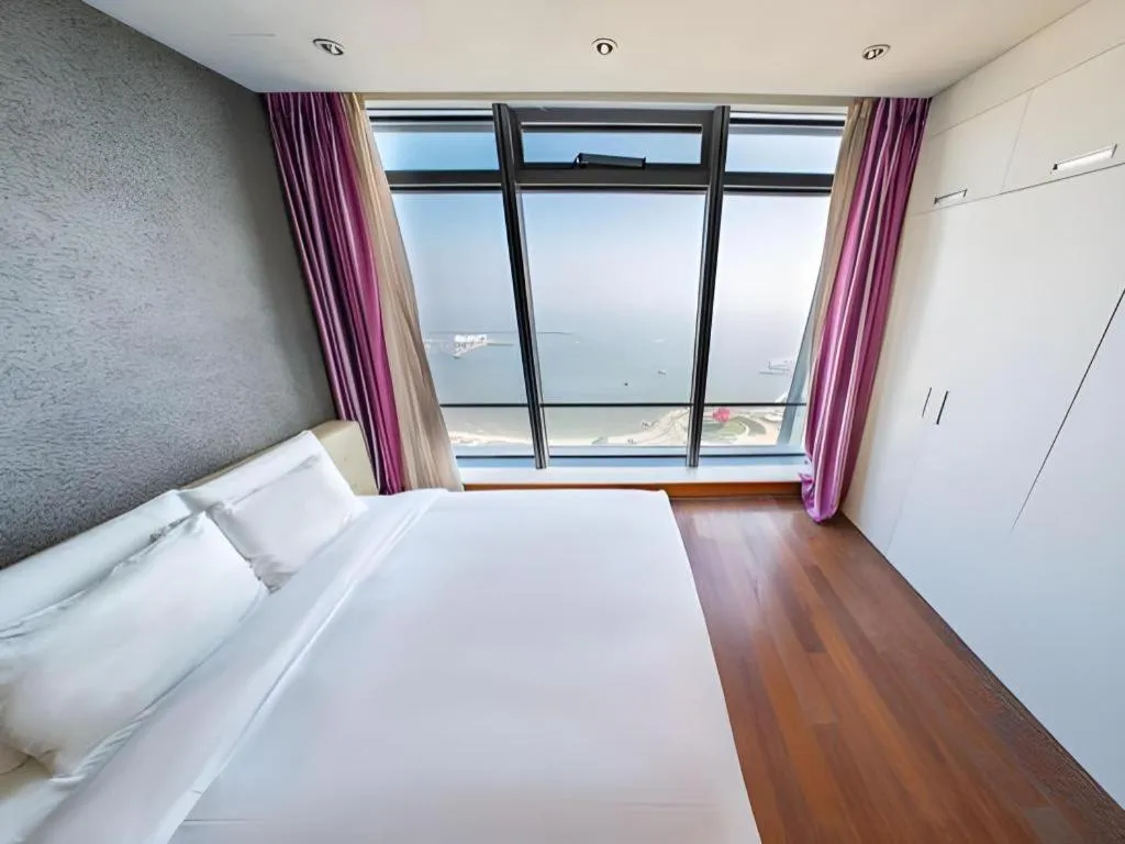 Bed in Grand Madison Qingdao Harbour-view Central（Former Qingdao Farglory Hotel）