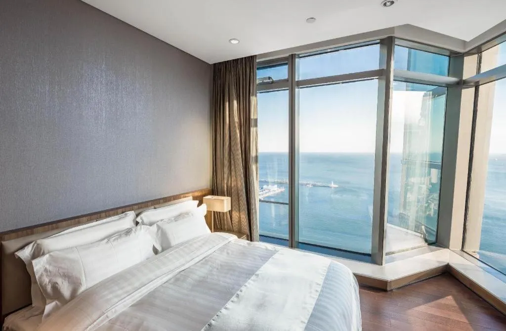 Bed in Grand Madison Qingdao Harbour-view Central（Former Qingdao Farglory Hotel）