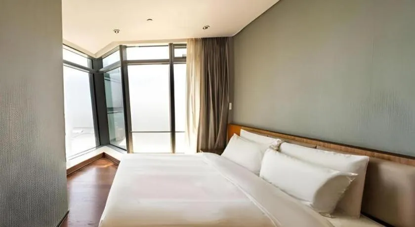 Bed in Grand Madison Qingdao Harbour-view Central（Former Qingdao Farglory Hotel）