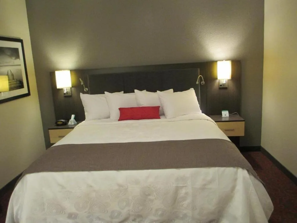 Bed in Best Western Plus Eastgate Inn & Suites