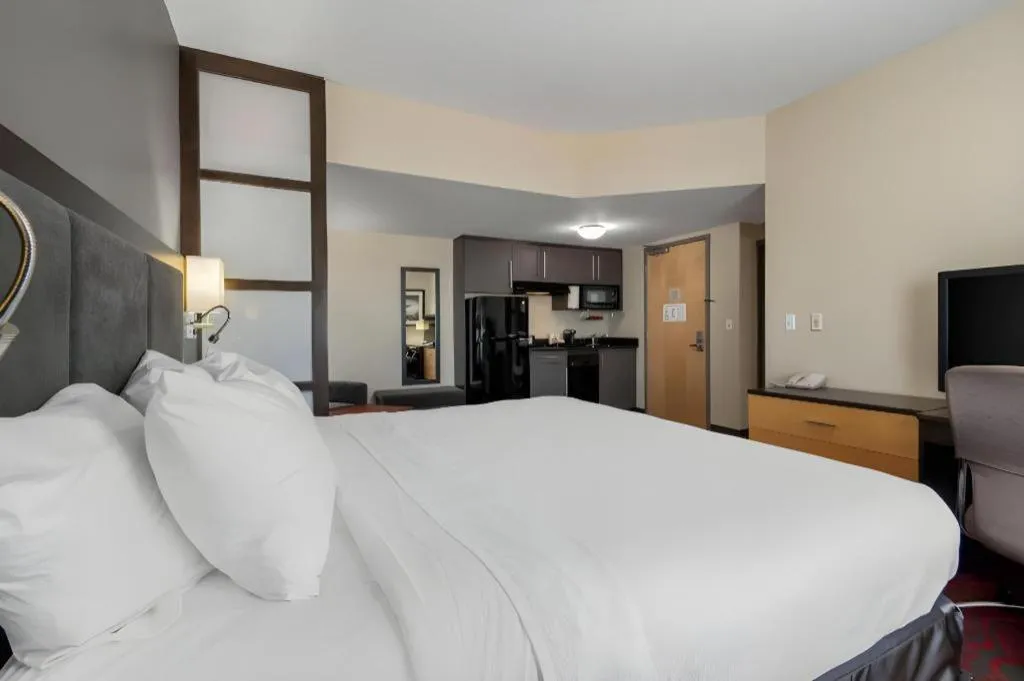 Bed in Best Western Plus Eastgate Inn & Suites