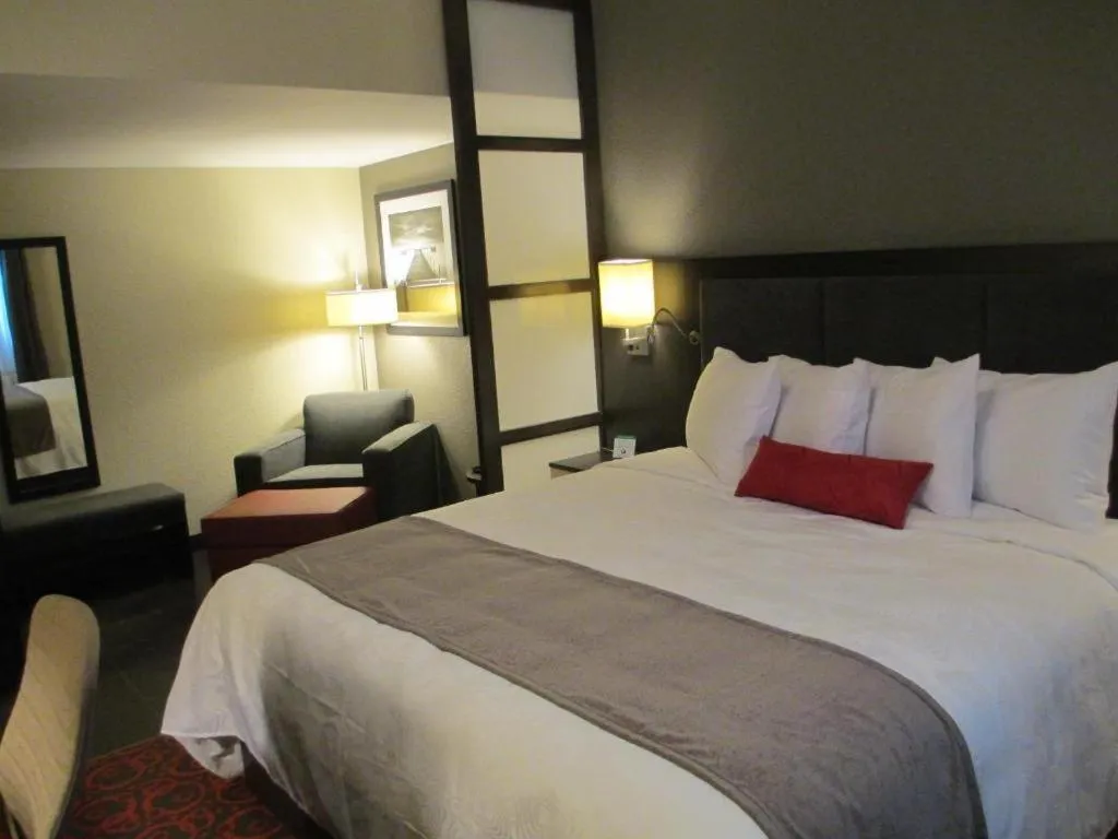 Bed in Best Western Plus Eastgate Inn & Suites