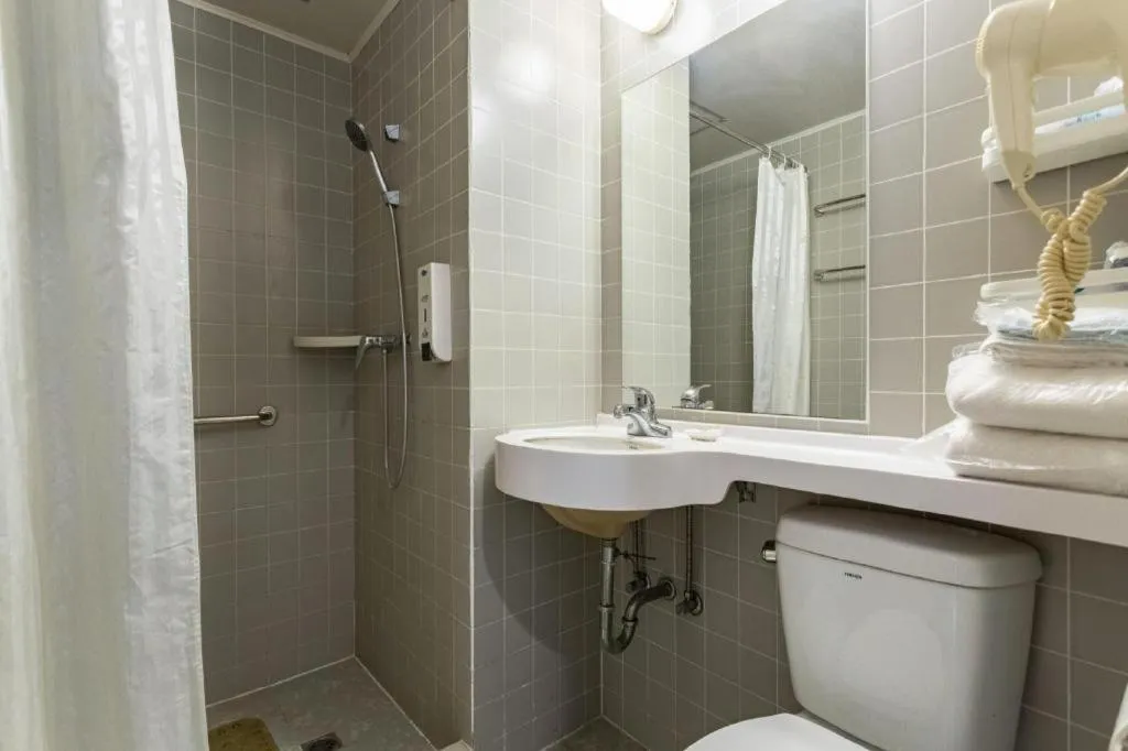 Jinjiang Inn Weihai Liugong Island Scenic Spot Shopping Market